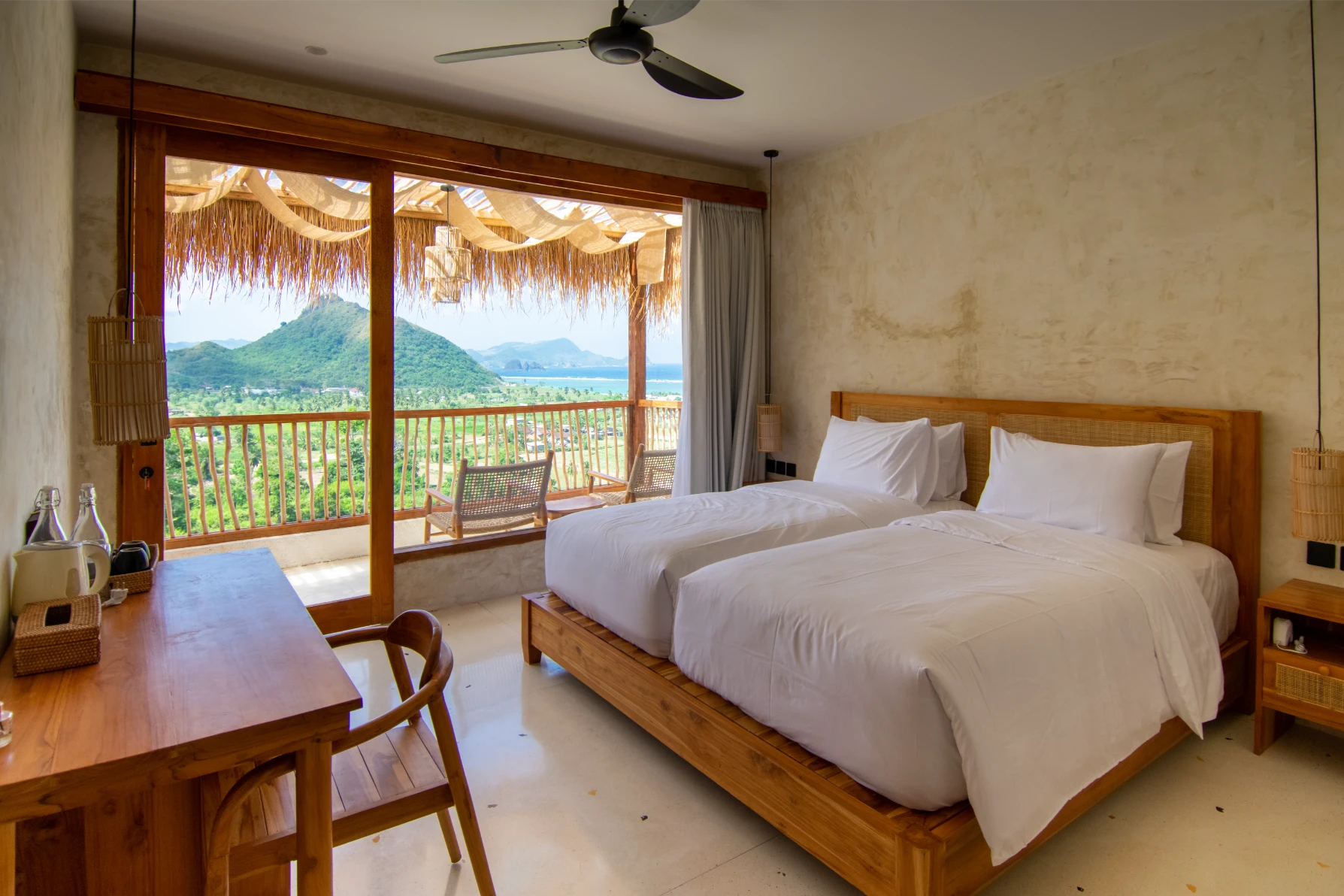 New Deluxe Balocny With Partial Ocean View 1